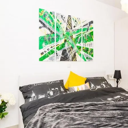 Anna - Two-bedroom With Balcony