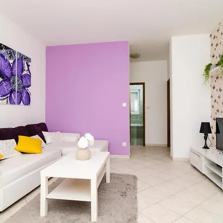 Anna - Two-bedroom With Balcony *