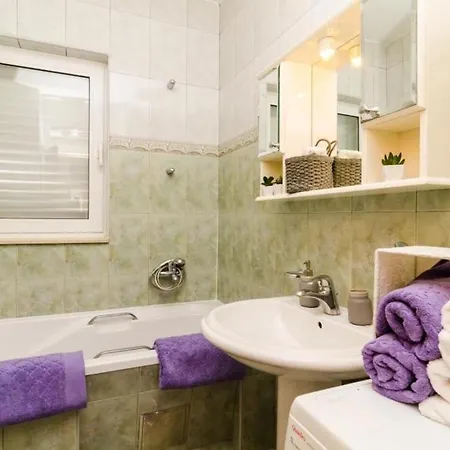 Anna - Two-bedroom With Balcony *